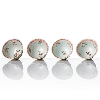 Koppar med fat, fyra stycken, porslin. Qingdynastin, Kangxi (1662-1722).