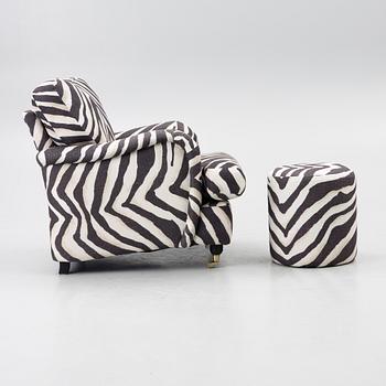 Fåtölj, av Howard-modell, samt pall.