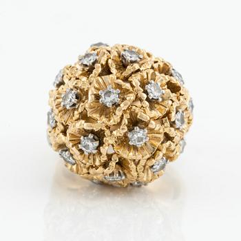 Ring 18K guld med runda briljantslipade diamanter, design Barbro Littmarck, W.A. Bolin.