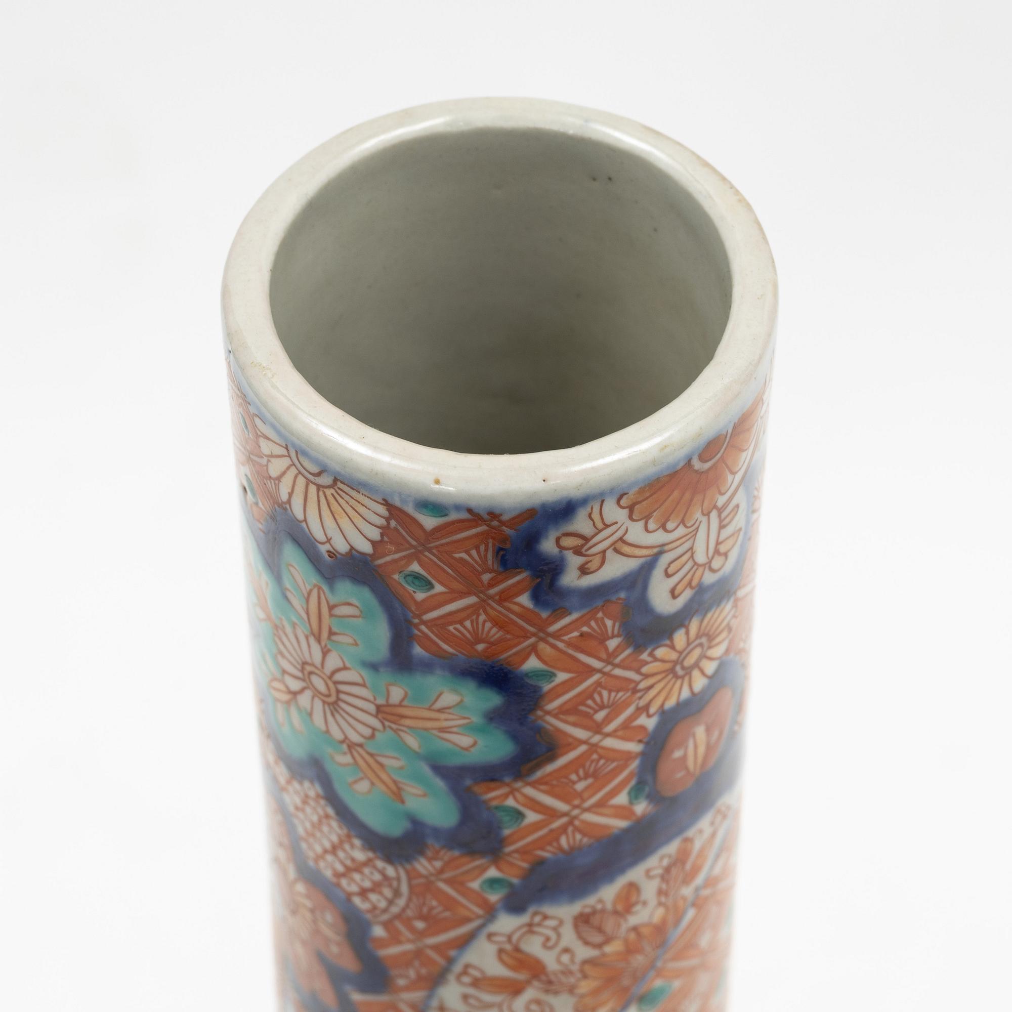 A large Japanese imari vase, 20th century.