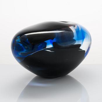 Timo Sarpaneva, a 'Black bird' sculpture signed Timo Sarpaneva 1997. Nuutajärvi glass factory.