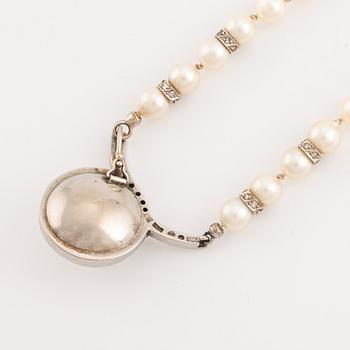 Cultured pearl necklace, clasp white gold with mabé pearl and brilliant cut diamonds, Alf Halldin,