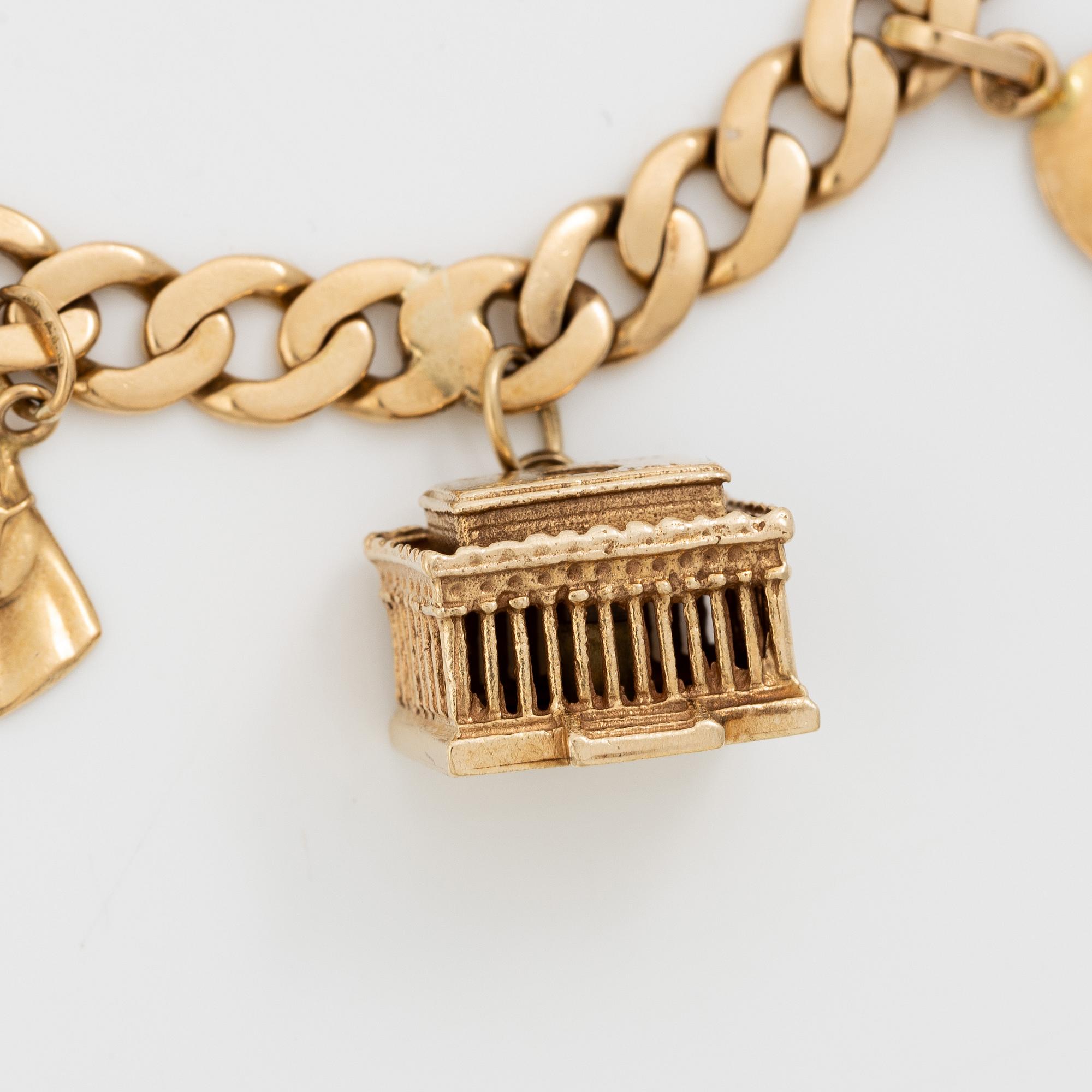 Bracelet 18K gold with charms.