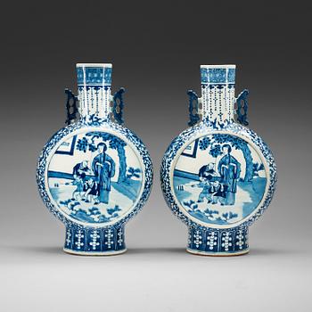 498. A pair of large blue and white moon flasks, late Qing dynasty (1644-1912), with Kangxi four character mark.