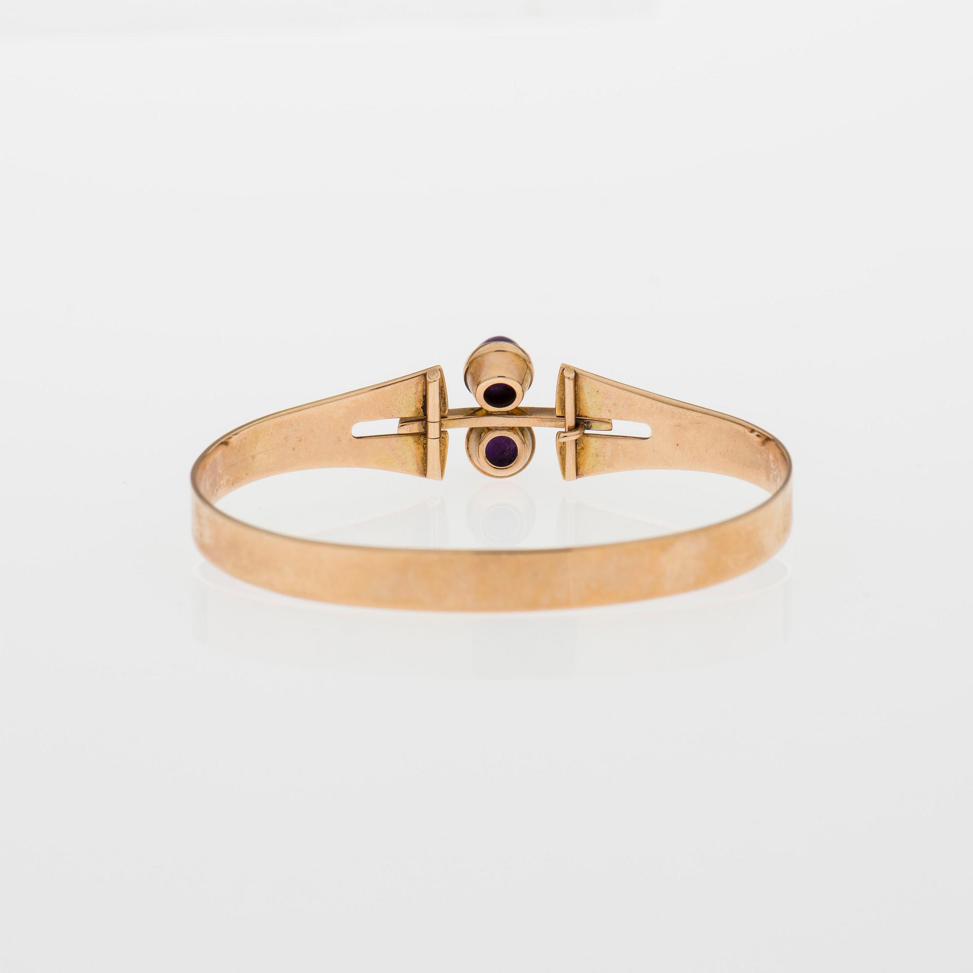 ARMBAND, cabochonslipade ametister, 14K guld. Holger Lindström, Helsingfors 1967.