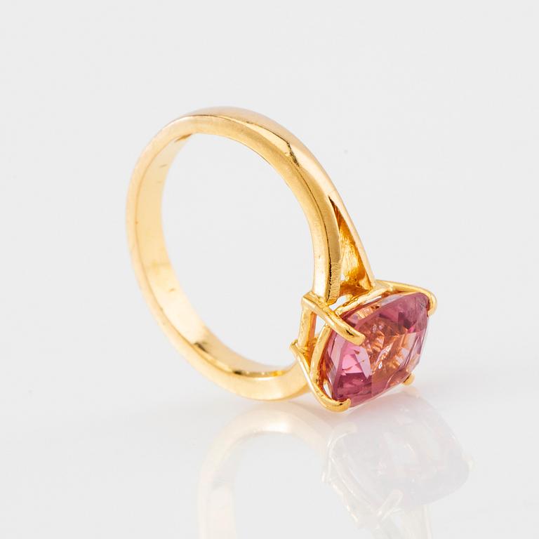 Ring 22K guld med en fasetterad rosa spinell.