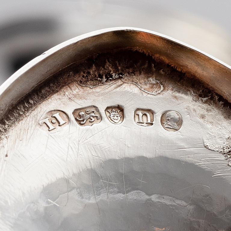 Skålar, 2 st, samt gräddkanna, silver, London, England, 1700-tal.