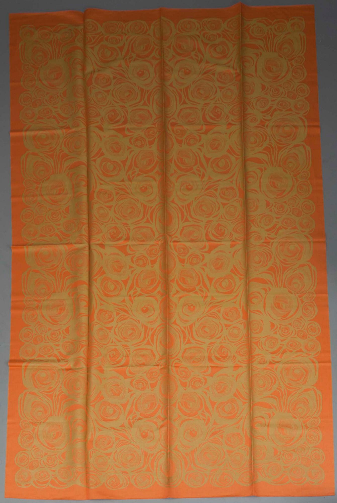 BORDDUKAR, 2 st, linnedamast, "Primavera" Marjatta Metsovaara, Tampella. 1900-talets senare hälft.