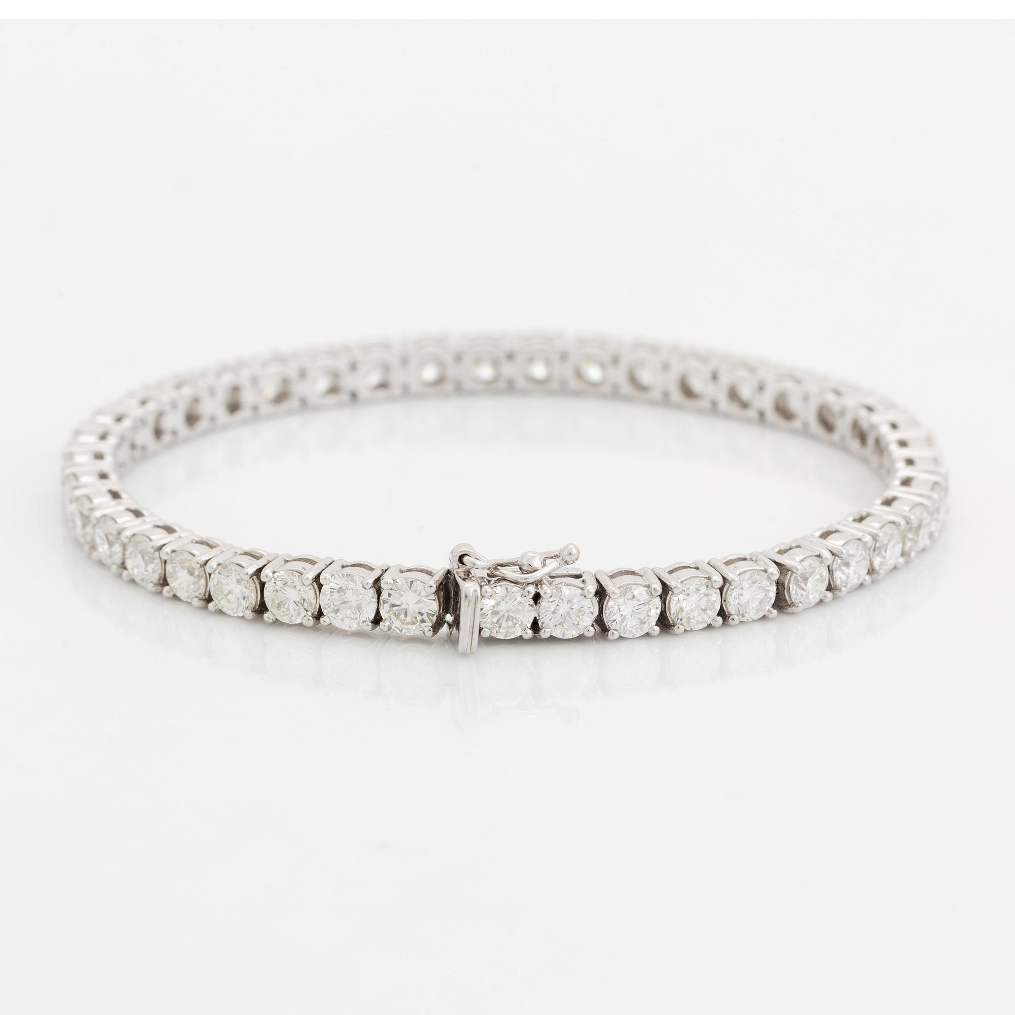 An 18K white gold bracelet set with round brillliant-cut diamonds.