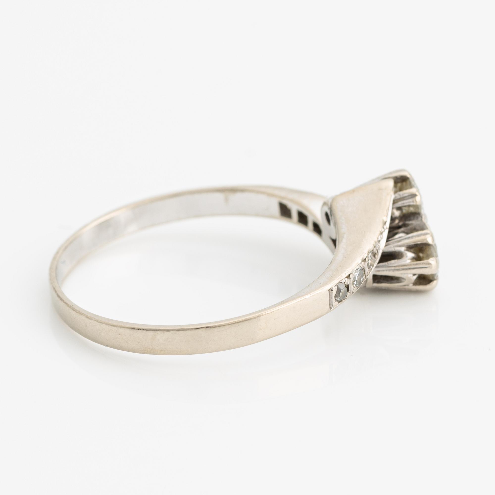 Ring 18K vitguld med två runda briljantslipade diamanter.