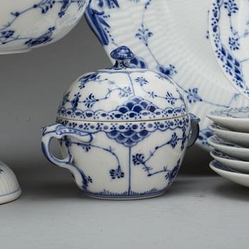 SERVISDELAR, 32 delar, porslin, "Musselmalet", Royal Copenhagen.