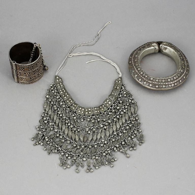 PARTI BEDUINSMYCKEN, 3 delar, vitmetall, Saudi Arabien, 1900-tal.