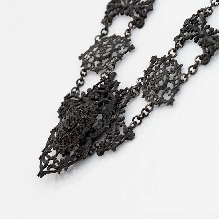 Collier svärtat gjutjärn.
