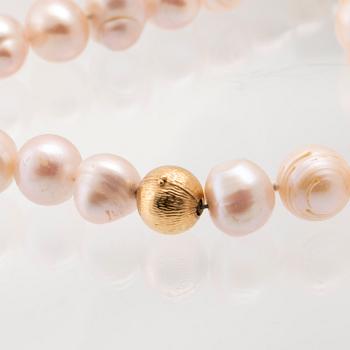 Ole Lynggaard, clasp in 18K gold with cultured baroque pearls.