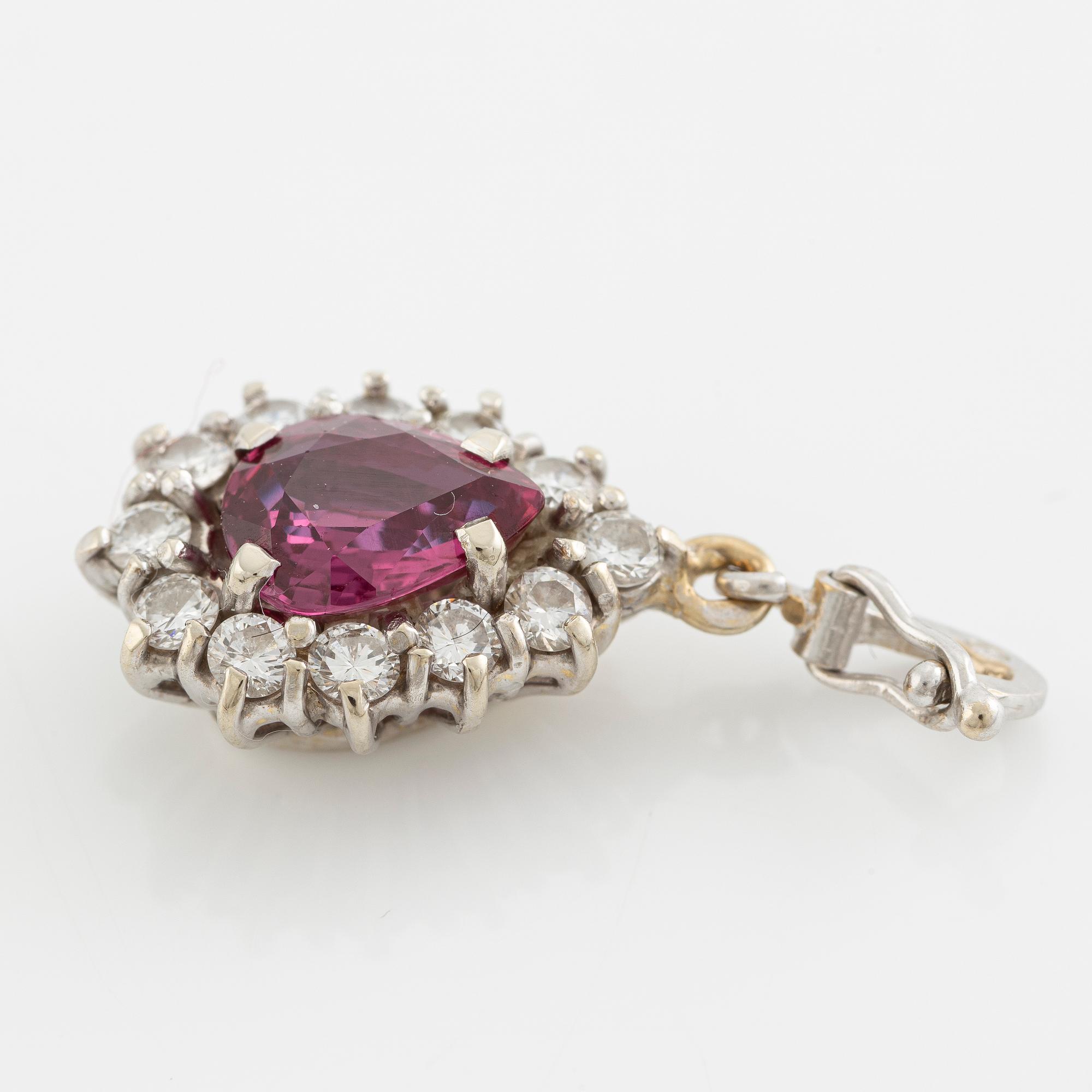 Hängsmycke, 18K vitguld med droppslipad rubin och briljantslipade diamanter.