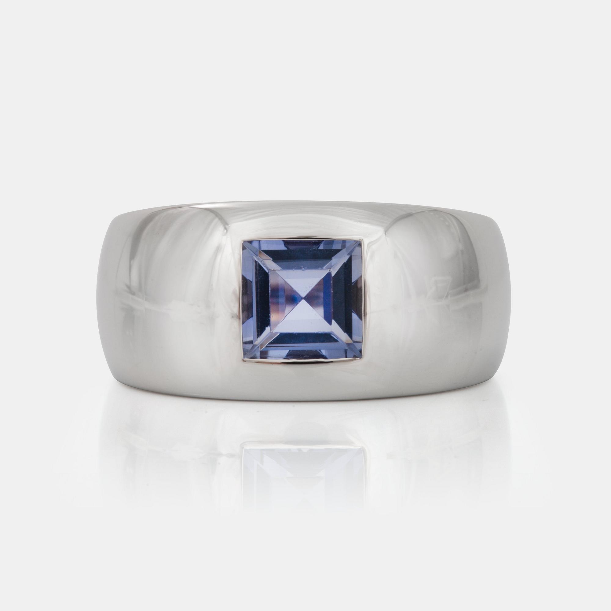RING, Chaumet, med iolit.