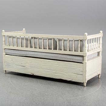 A gustavian sofa from around 1800.