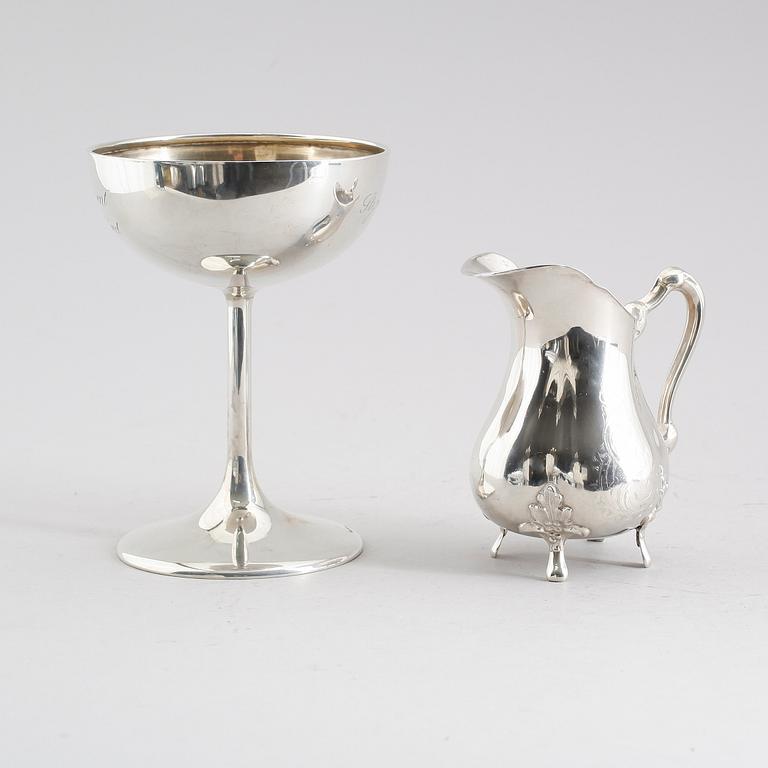 SKÅL PÅ FOT OCH GRÄDDKANNA, silver. Total vikt 365 g.