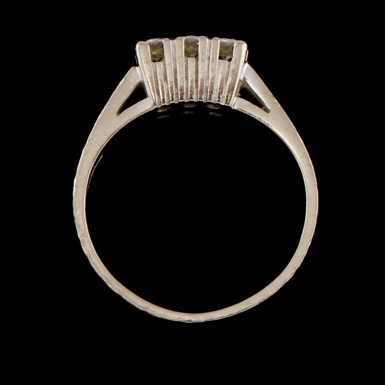 RING, 18k vitguld med 6 briljantslipade diamanter,0.42 ct. Ceson, Göteborg, 1970.