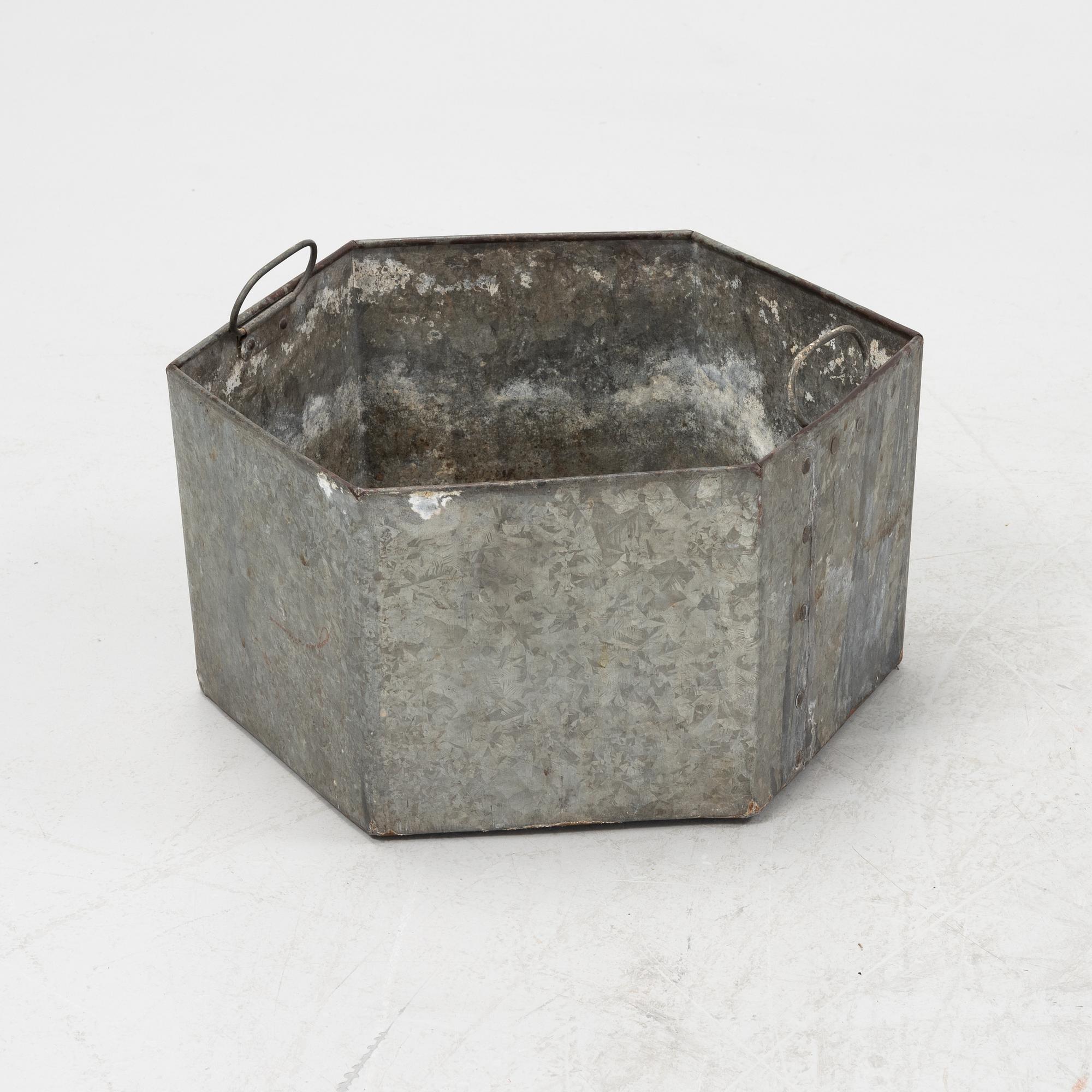 A mahogany wine cooler, England, first half of the 19th Century.