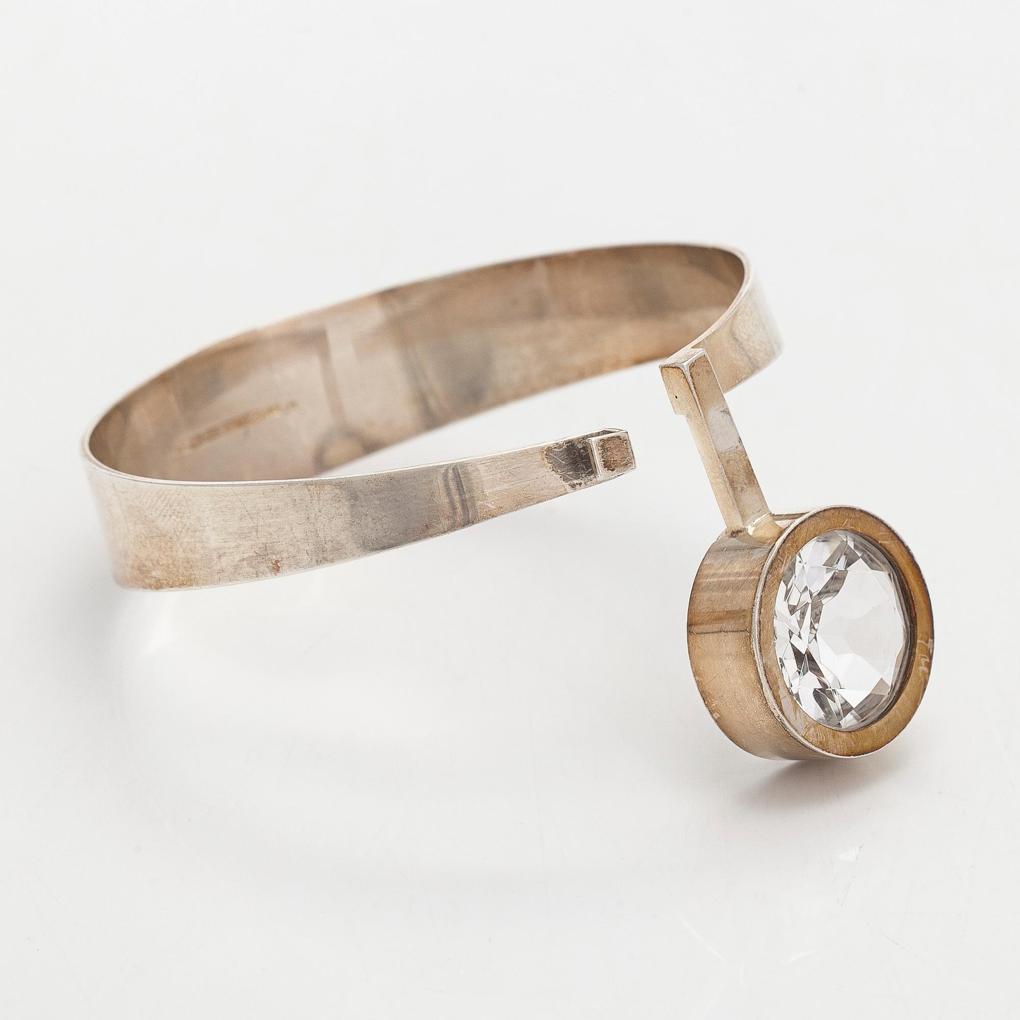 Elis Kauppi, armring, sterlingsilver med fasettslipad bergkristall. Kupittaan Kulta, Åbo.