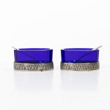 Wiwen Nilsson, A pair of silver salt cellars with spoons, 1949–1950.
