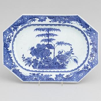 A Chinese blue and white porcelain dish, Qing dynasty, Qianlong (1736-1795).