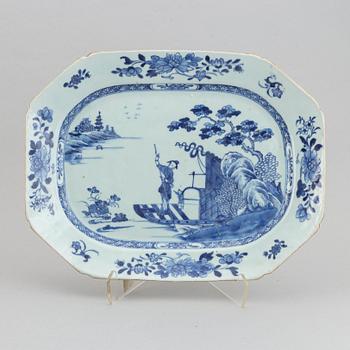 A blue and white serving dish, Qing dynasty, Qianlong (1736-95).