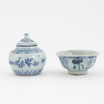 A Swatow jar woth cover and a Swatow bowl, Ming dynasty (1368-1644).