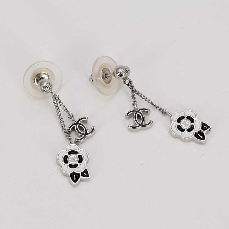 CHANEL, ett par örhängen.