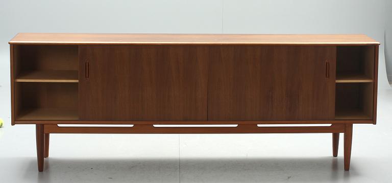 SIDEBOARD, Troeds, Bjärnum, 1900-talets andra hälft.