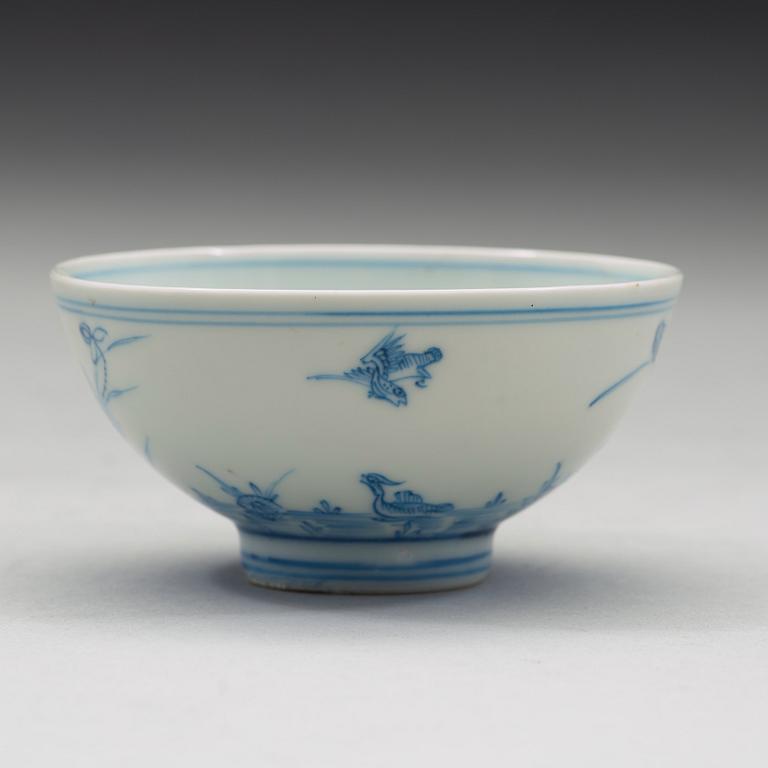 SKÅL, porslin. Qing dynastin med Yongzheng sex karaktärers märke och period (1723-35).