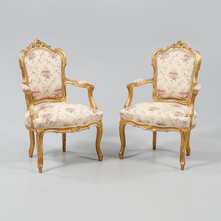 KARMSTOLAR, ett par, Louis XV-stil, omkring 1900-talets mitt.