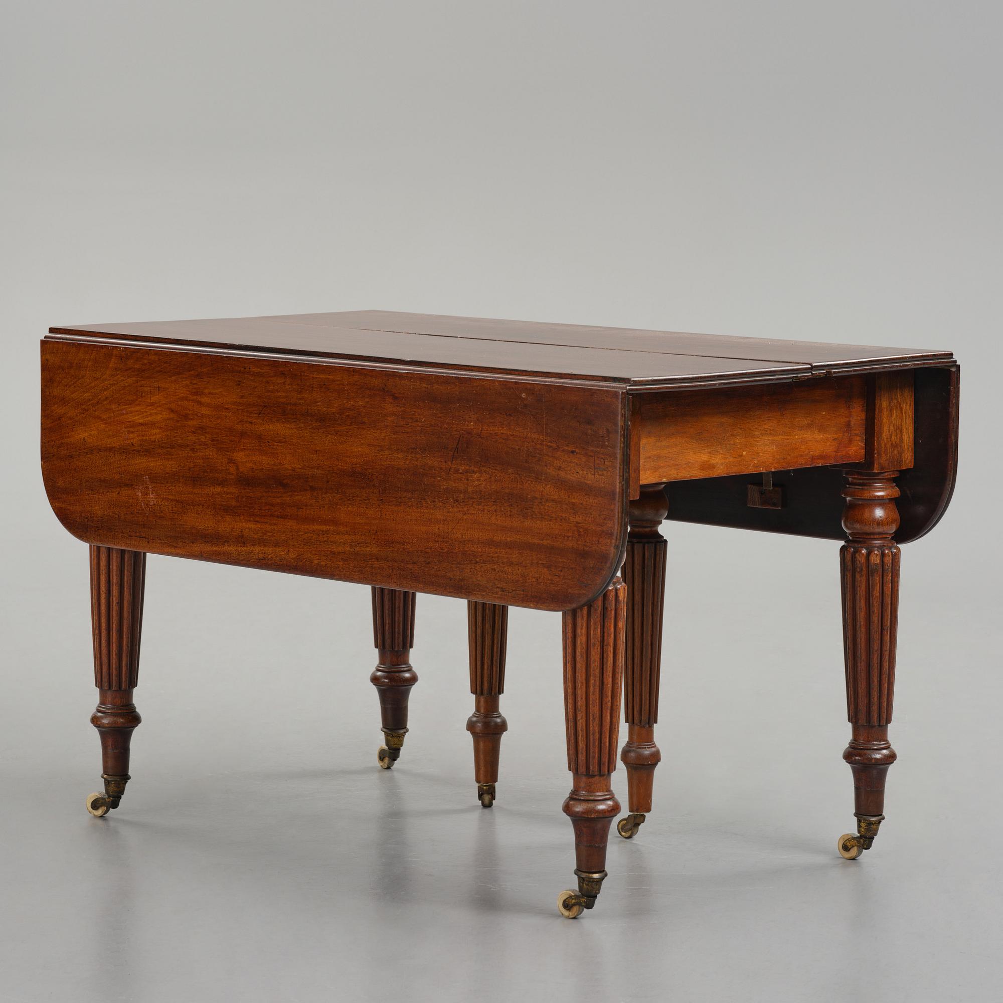 A Regency mahogany dining table, first part 19th century.