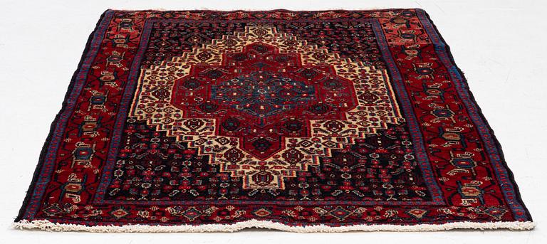 A Senneh rug, a. 159 x 117 cm.