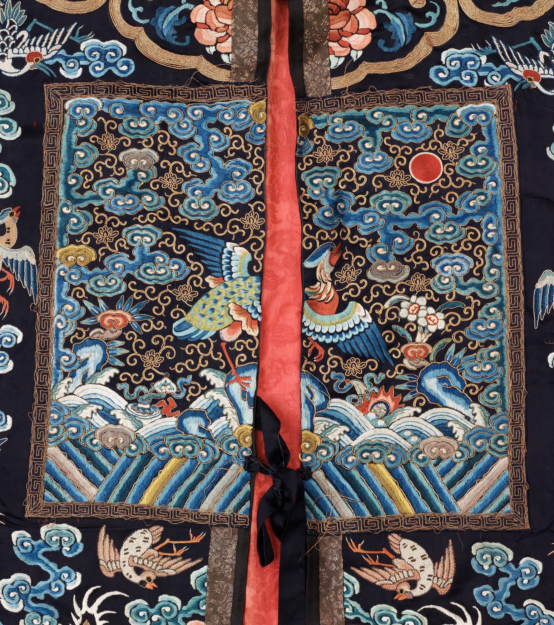 VÄST, siden. Höjd 105 cm. Kina omkring 1900, sen Qing.