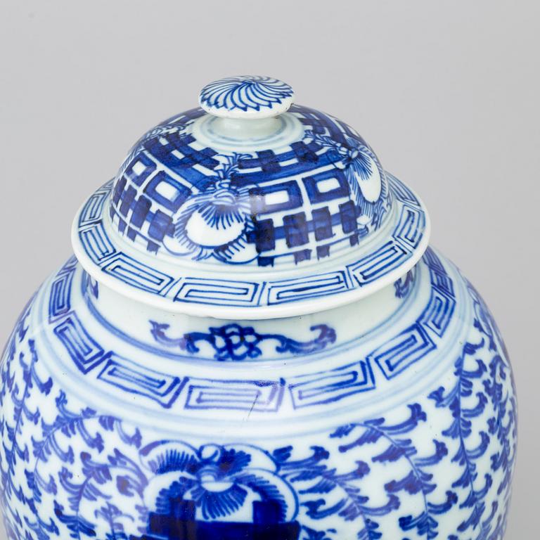 A blue and white vase with cover, Qing dynasty, 19th century.