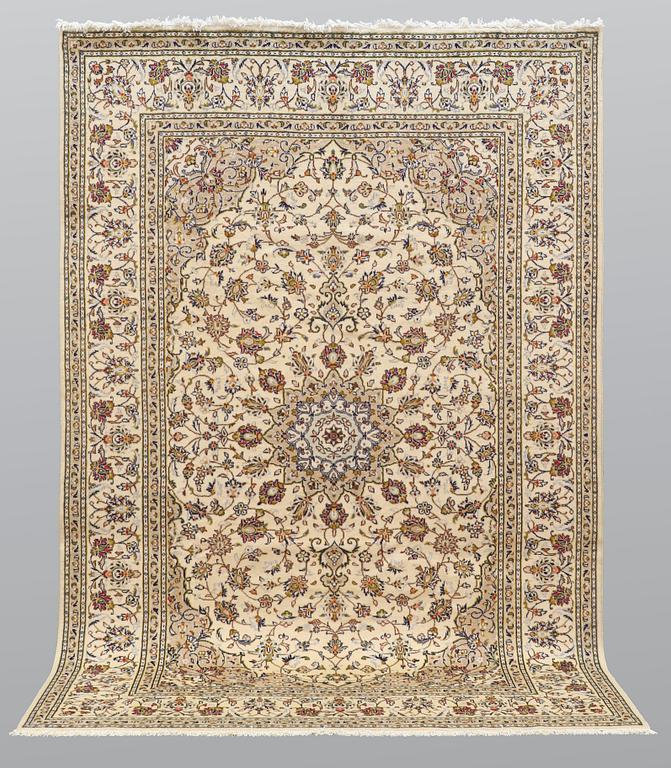 A carpet, Kashan, ca 306 x 200 cm.