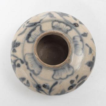 A Chinese blue and white porcelan bowl and a small vase, Ming dynasty (1368-1644).