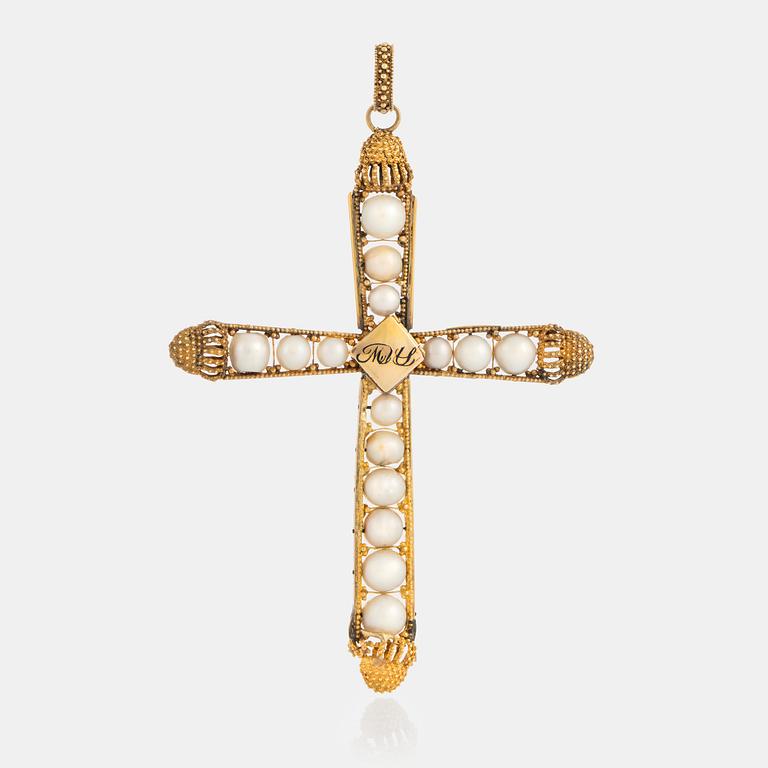 Hängsmycke/kors 21K guld med pärlor och monogram i blå emalj med hårgömma och två pärlcollieer.