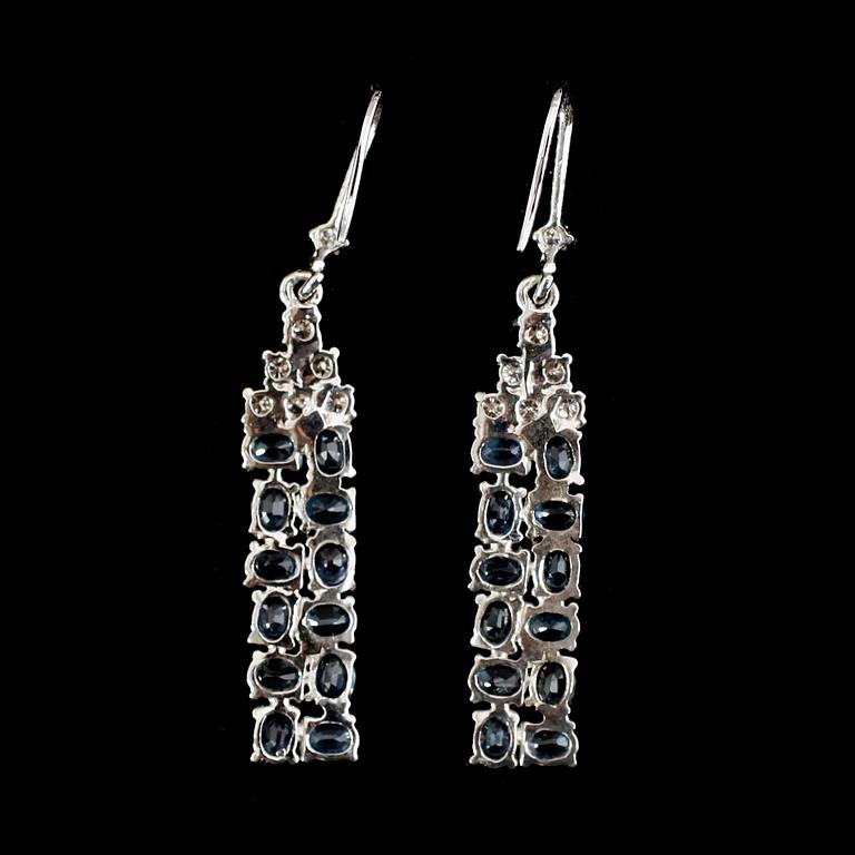 ÖRHÄNGEN, 1 par, 14k vitguld, safirer ca 5.00 ct, diamanter tot ca 0.50 ct.
