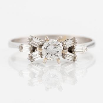 Ring, 14K vitguld med briljantslipad och baguetteslipade diamanter.