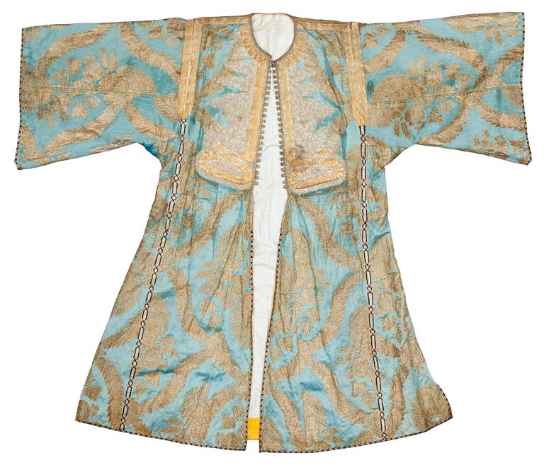 A TURKISH ROBE/KAFTAN, silk. Height 130,5 cm. Around 1900.