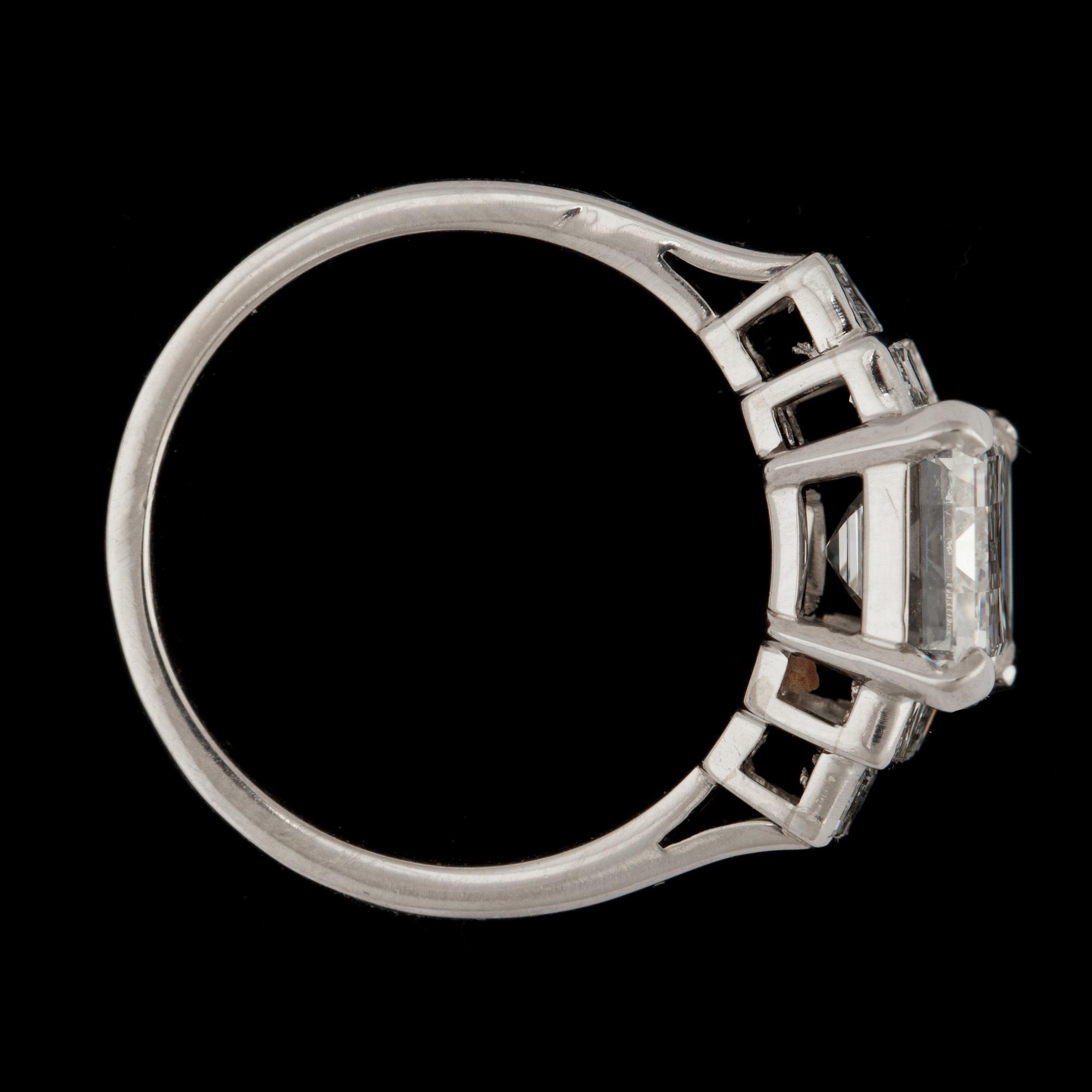 RING, smaragdslipad diamant, 3.11 ct. samt mindre baguetteslipade diamanter, tot. 0.50 ct.