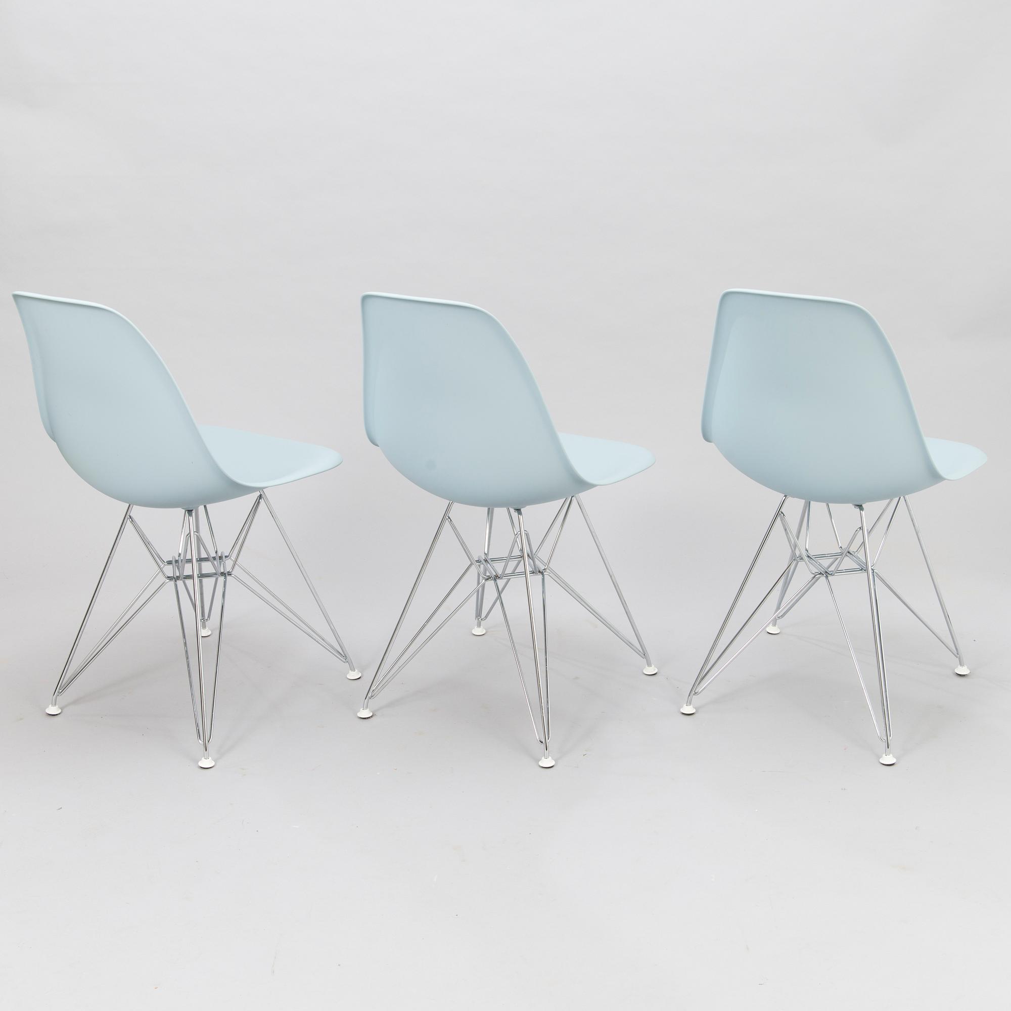 BRUNO MATHSSON & PIET HEIN, CHARLES & RAY EAMES. Bord och tre stolar.