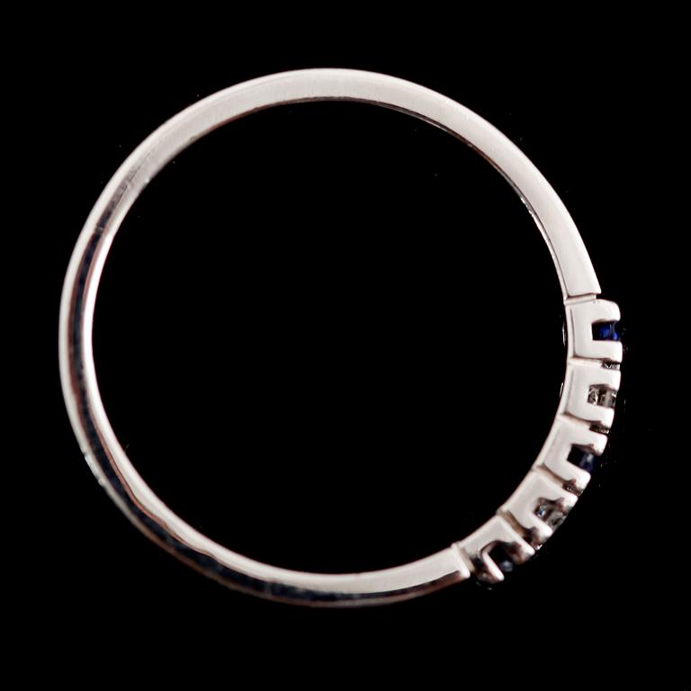 RING, 18 k vitguld med mindre briljanter och blå safirer, 1982.