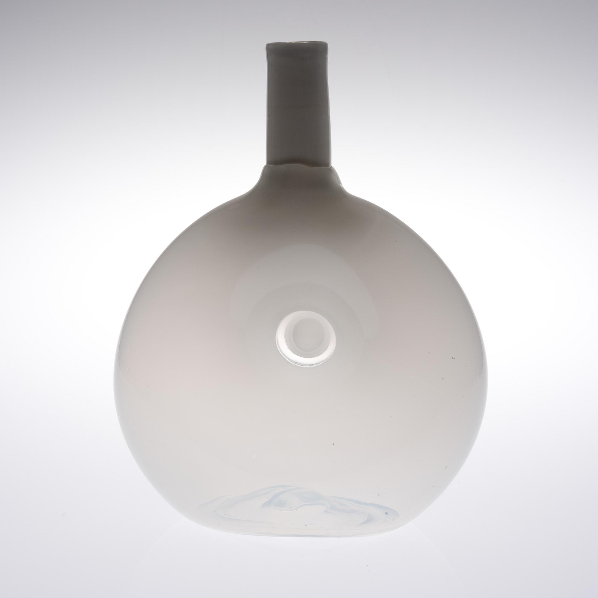 OIVA TOIKKA, KORISTEPULLOJA. Sign. Oiva Toikka, Nuutajärvi Notsjö. 1970-luku.