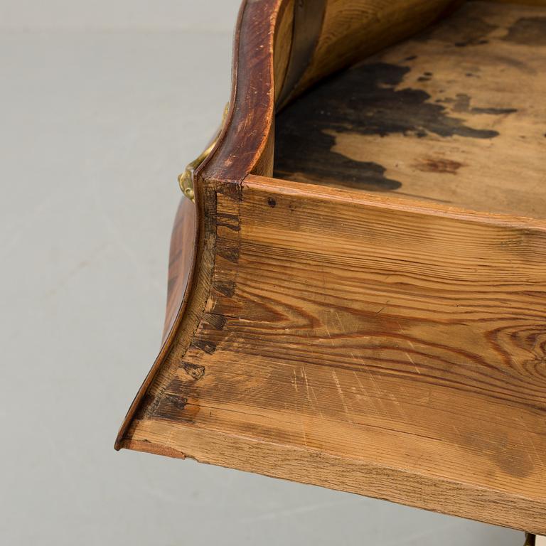 BYRÅ, rokoko, delvis 1700-tal.