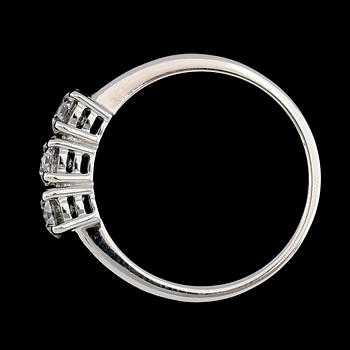 RING, 18K vitguld, 3 briljantslipade diamanter tot ca 0.97 ct.