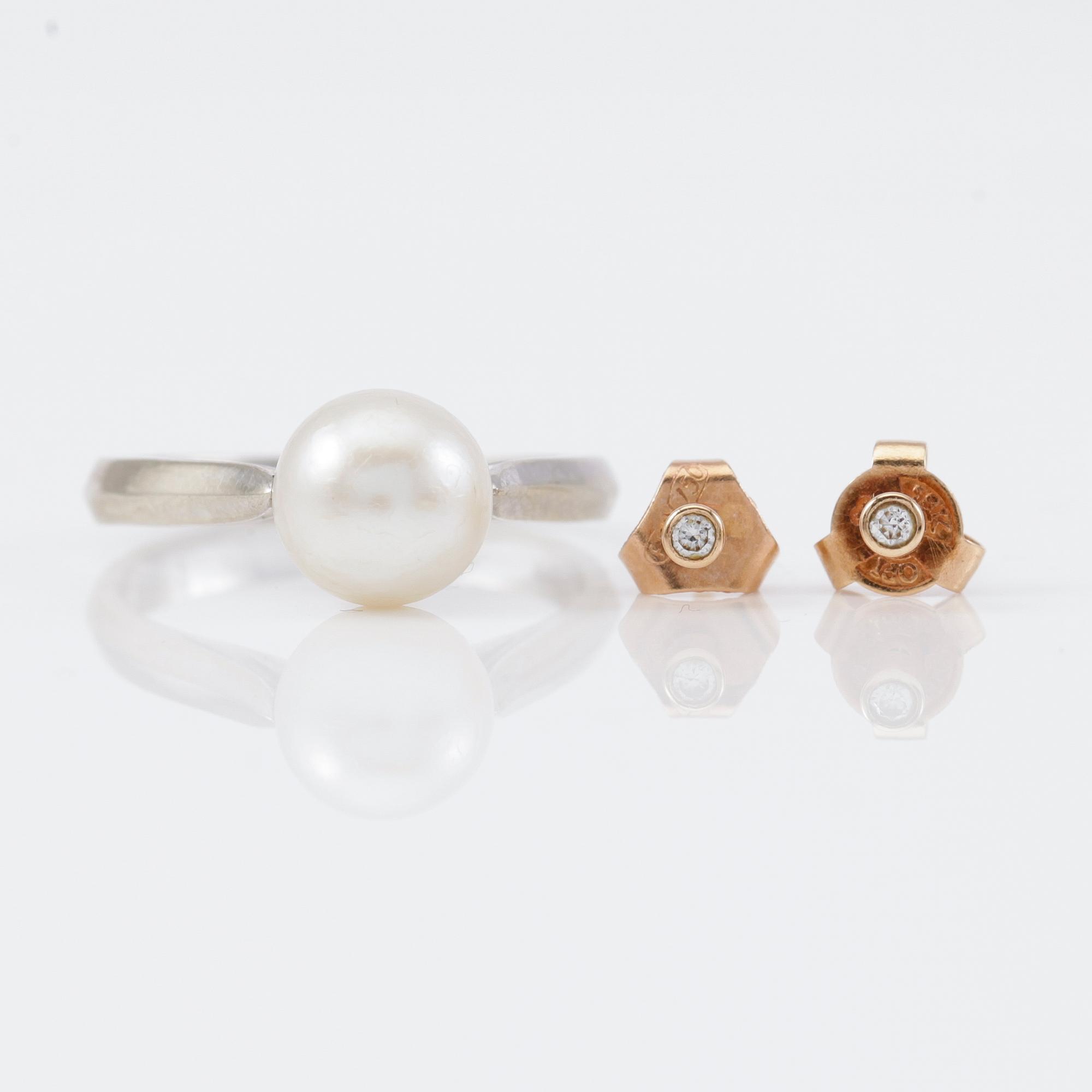 RING OCH ÖRHÄNGEN, 1 par, 18K guld och briljantslipade diamanter. Total vikt ca 4 g.